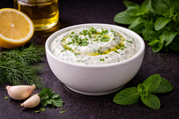 Dip jogurtowo-ziołowy z miętą